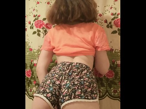 ❤️ Сексуальная юная малышка делает стриптиз снимая свои шортики на камеру ❤❌ Секс у нас ❌